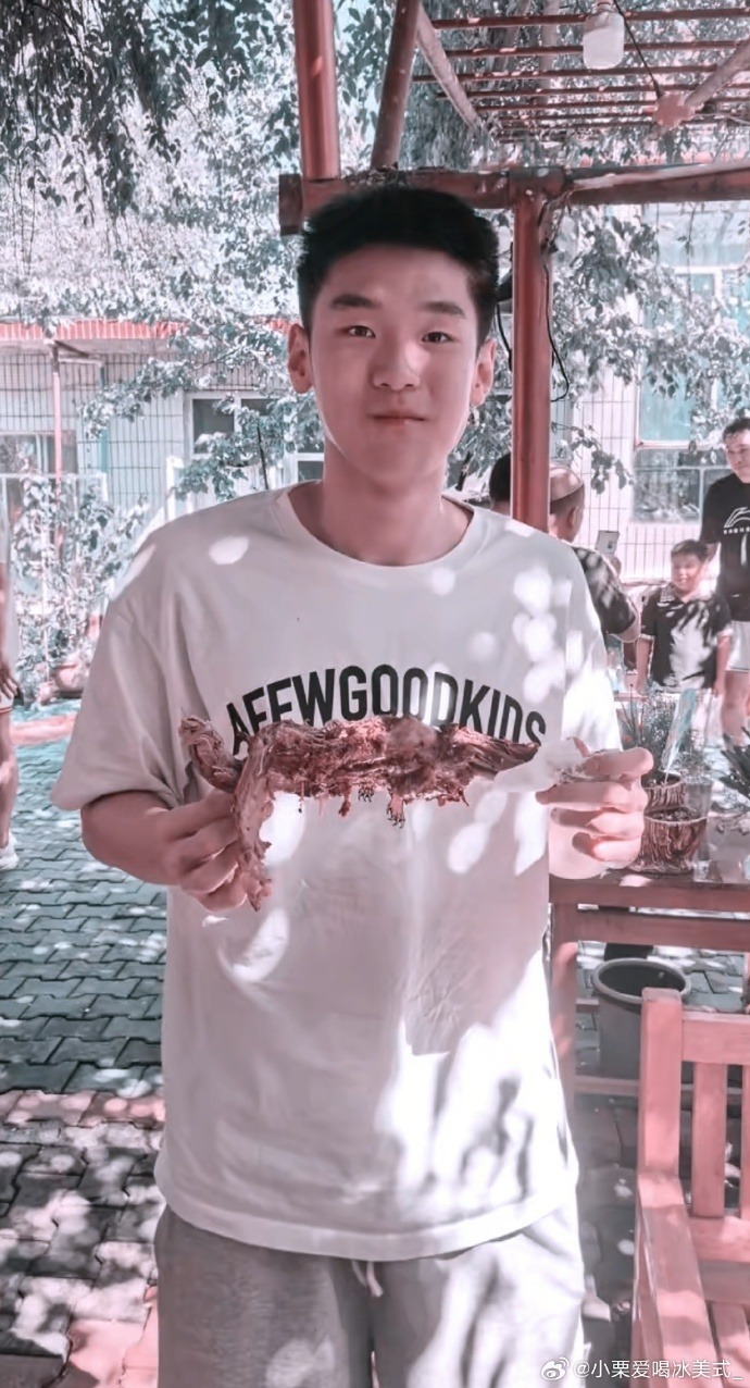 一手持球突, 晒出了王洪